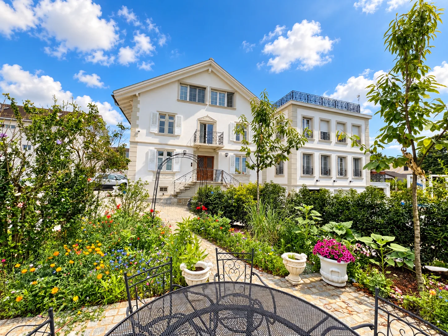 Weisses Haus an der Bahnhofstrasse 45a mit Garten, Blumen und Sitzplatz
