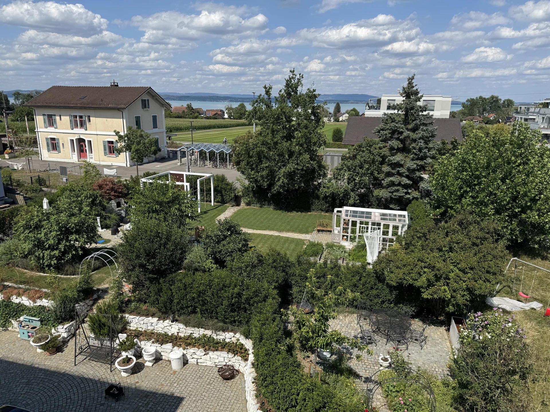 Blick über den Garten und die Umgebung zum Bodensee